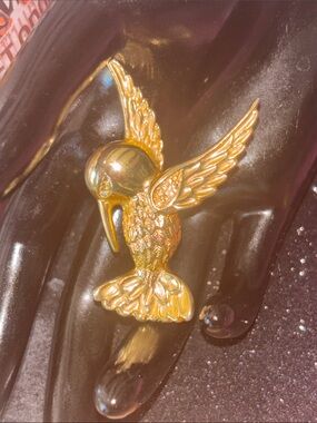 Gold hummingbird brooch pendant